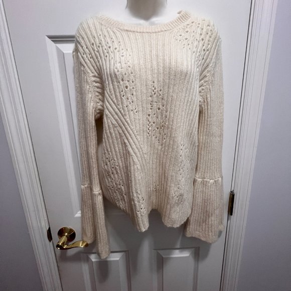 Leo & Sage size large sweater with trumpet sleeves - Picture 4 of 7